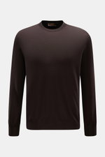 Front view of Moorer Rundhalspullover 'Orvieto' dunkelbraun, a slim fit dark brown crew neck sweater in fine pure virgin wool with soft touch, very fine knit, and comfortable ribbed cuffs.

<p>Puristische Raffinesse: In feinem Schurwollstrick gefertigt, v