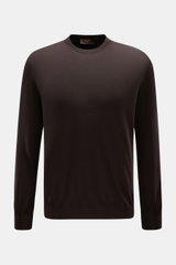 Front view of Moorer Rundhalspullover 'Orvieto' dunkelbraun, a slim fit dark brown crew neck sweater in fine pure virgin wool with soft touch, very fine knit, and comfortable ribbed cuffs.

<p>Puristische Raffinesse: In feinem Schurwollstrick gefertigt, v