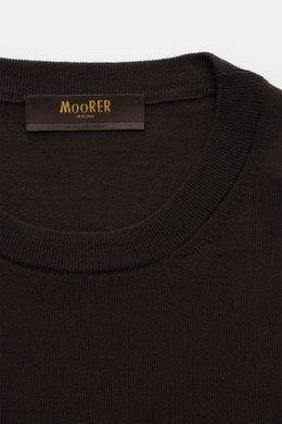 Close-up, top-down view of the Moorer Rundhalspullover 'Orvieto' dunkelbraun, showcasing pure new wool, soft feel, very fine knit, slim fit, round neckline, and comfortable ribbed cuffs.  
Puristische Raffinesse: In feinem Schurwollstrick gefertigt, verbi