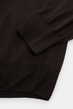 Close-up view of Moorer Rundhalspullover 'Orvieto' dunkelbraun in fine pure virgin wool knit, showing soft texture, slim fit, round neckline, and comfortable ribbed cuffs.

Description: <p>Puristische Raffinesse: In feinem Schurwollstrick gefertigt, verbi