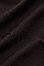 Close-up front view of Moorer Rundhalspullover 'Orvieto' dunkelbraun in fine pure wool knit with soft touch, slim fit, round neckline, and ribbed cuffs.

<p>Puristische Raffinesse: In feinem Schurwollstrick gefertigt, verbindet der Rundhalspullover von MO