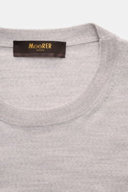 Close-up front view of the gray melange Moorer Rundhalspullover 'Orvieto' with round neckline and fine wool knit.  
<p>Puristische Raffinesse: In feinem Schurwollstrick gefertigt, verbindet der Rundhalspullover von MOORER höchste Handwerkskunst mit klassi