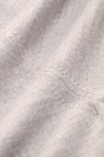 Close-up of the fine knit texture of the Moorer Rundhalspullover 'Orvieto' grau meliert, showing soft pure wool fabric.

<p>Puristische Raffinesse: In feinem Schurwollstrick gefertigt, verbindet der Rundhalspullover von MOORER höchste Handwerkskunst mit k