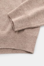 Nahaufnahme des von Braun Cashmere Rundhalspullover beige meliert, Slim Fit mit feinem Strickbild, Rundhalsausschnitt und flexiblen Rippbündchen.