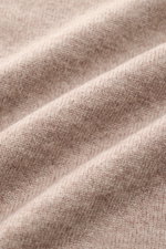 Nahaufnahme des feinen Strickbilds eines von Braun Cashmere Rundhalspullover beige meliert aus reiner mongolischer Wolle mit weichem Griff.