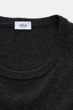 Close-up front view of von Braun Cashmere crew neck jumper dark grey mottled, showing fine knit crew neck and ribbed bands, pure Mongolian cashmere.

Description: 
<p>A versatile essential for the colder months: This VON BRAUN fine knit jumper – made o