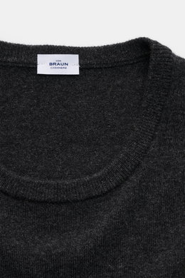 Close-up front view of von Braun Cashmere crew neck jumper dark grey mottled, showing fine knit crew neck and ribbed bands, pure Mongolian cashmere.

Description: 
<p>A versatile essential for the colder months: This VON BRAUN fine knit jumper – made o