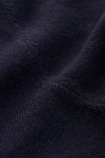Nahaufnahme des von Braun Cashmere Rundhalspullover navy in Slim Fit, feines Strickbild, weicher Griff, Rundhalsausschnitt, flexible Rippbündchen, reiner Cashmere.