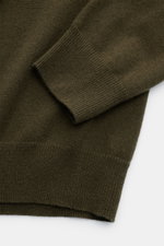 von Braun Cashmere Rundhalspullover dark olive, Detailaufnahme von oben, Slim Fit, reiner Cashmere, weicher Griff, feines Strickbild, Rundhalsausschnitt, flexible Rippbündchen, vielseitiges Essential für kalte Jahreszeit.