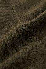 Nahaufnahme des von Braun Cashmere Rundhalspullover dark olive aus feinem Strick mit Rundhalsausschnitt, Slim Fit, weichem Griff und flexiblen Rippbündchen.