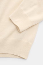 Nahaufnahme des von Braun Cashmere Rundhalspullover creme, Slim Fit mit Rundhalsausschnitt, feinem Strickbild und flexiblen Rippbündchen.