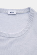 Nahaufnahme von von Braun Cashmere Rundhalspullover hellblau aus feinem Strick, Slim Fit, weichem Cashmere und flexiblem Rippbündchen.