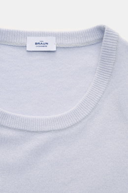 Nahaufnahme von von Braun Cashmere Rundhalspullover hellblau aus feinem Strick, Slim Fit, weichem Cashmere und flexiblem Rippbündchen.