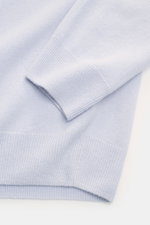 von Braun Cashmere Rundhalspullover hellblau, Detailaufnahme von Ärmel und Saum, feines Strickbild, Slim Fit, weicher Griff, reine Cashmerequalität
