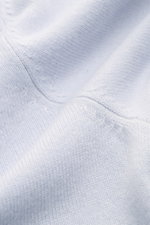 Nahaufnahme des von Braun Cashmere Rundhalspullover hellblau aus feinem Strick mit weichem Griff, Slim Fit, Rundhalsausschnitt und flexiblen Rippbündchen.