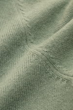 Nahaufnahme des feinen Strickbilds vom von Braun Cashmere Rundhalspullover salbei, weich, Slim Fit, mit Rundhalsausschnitt und flexiblen Rippbündchen.
