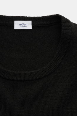 von Braun Cashmere Rundhalspullover schwarz shown from above, featuring pure cashmere, soft touch, fine knit, slim fit, round neckline, and flexible rib cuffs. Vielseitiges Essential für die kalte Jahreszeit: Der VON BRAUN Feinstrickpullover – gefertigt a