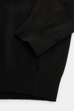 Schwarzer von Braun Cashmere Rundhalspullover in Slim Fit, Detailaufnahme von Ärmel und Bund mit feinem Strickbild, weicher Griff, reine Mongolei-Cashmere-Qualität, Rundhalsausschnitt und flexible Rippbündchen, vielseitiges Essential für kalte Jahreszeit.