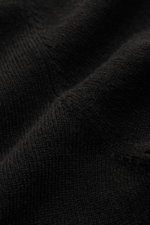 Close-up front view of the von Braun Cashmere Rundhalspullover schwarz showing fine knit texture and soft black cashmere fabric, a versatile winter essential made from pure Mongolian cashmere with a soft touch, fine knit, slim fit, round neckline, and fle