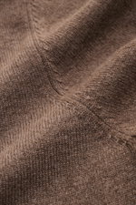 Nahaufnahme des von Braun Cashmere Rundhalspullover graubraun meliert aus feinem Strick mit weichem Griff, Slim Fit und flexiblen Rippbündchen.