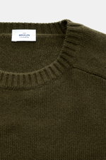 Nahaufnahme des olivfarbenen von Braun Cashmere Rundhalspullover Slim Fit mit mittelfeinem Strickbild, Rundhalsausschnitt und elastischen Rippbündchen, fotografiert von oben.
