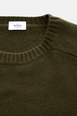 Nahaufnahme des olivfarbenen von Braun Cashmere Rundhalspullover Slim Fit mit mittelfeinem Strickbild, Rundhalsausschnitt und elastischen Rippbündchen, fotografiert von oben.