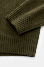 Nahaufnahme des von Braun Cashmere Rundhalspullover oliv, fotografiert von oben, zeigt weiches, mittelfeines Strickbild und elastische Rippbündchen.