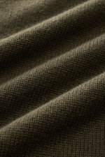 Nahaufnahme des mittelfeinen Strickbilds vom von Braun Cashmere Rundhalspullover oliv, weich und warm, mit elastischen Rippbündchen.