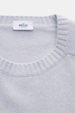 Nahaufnahme des Rundhalsausschnitts vom von Braun Cashmere Rundhalspullover hellblau mit mittelfeinem Strickbild, elastischen Rippbündchen und weichem Griff.