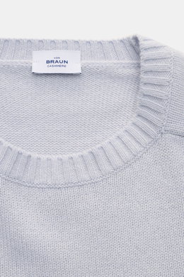 Nahaufnahme des Rundhalsausschnitts vom von Braun Cashmere Rundhalspullover hellblau mit mittelfeinem Strickbild, elastischen Rippbündchen und weichem Griff.
