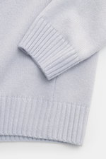 Nahaufnahme des von Braun Cashmere Rundhalspullover hellblau, fotografiert von oben, zeigt elastische Rippbündchen, mittelfeines Strickbild, Slim Fit aus reinem, weichem Cashmere aus der Mongolei.