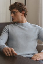 von Braun Cashmere Rundhalspullover hellblau, Slim Fit, mittelfeines Strickbild, weicher Griff, elastische Rippbündchen, frontal aus leicht seitlicher Perspektive.