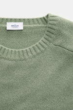 Nahaufnahme des von Braun Cashmere Rundhalspullover salbei, slim fit mit Rundhalsausschnitt, elastischen Rippbündchen und mittelfeinem Strickbild aus weichem Cashmere.