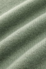 Nahaufnahme des von Braun Cashmere Rundhalspullover salbei, zeigt weich gestrickte, mittelfeine Struktur aus reinem Cashmere.