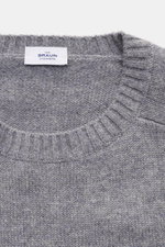von Braun Cashmere Rundhalspullover grau meliert, nah fotografiert aus Vogelperspektive, mittelfeines Strickbild, Rundhalsausschnitt, elastische Rippbündchen, reiner Cashmere, Slim Fit, soft, wärmend