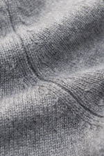 Nahaufnahme des von Braun Cashmere Rundhalspullover grau meliert, fein gestrickt aus reinem Cashmere mit mittelfeinem Strickbild und weichem Griff.