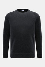 Von vorne fotografierter von Braun Cashmere Rundhalspullover dunkelgrau meliert, Regular Fit, Raglanärmel, Rundhalsausschnitt, weicher Griff, feines Strickbild, Rippbündchen.