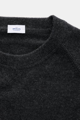 Nahaufnahme des von Braun Cashmere Rundhalspullover dunkelgrau meliert, sportiv, mit Rundhalsausschnitt, Raglanärmeln, Rippbündchen, feinem Strickbild, Regular Fit.