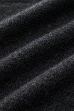 Nahaufnahme des feinen Strickbilds und weichen Griffs des von Braun Cashmere Rundhalspullover dunkelgrau meliert aus mongolischem Cashmere.