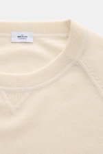 Nahaufnahme des von Braun Cashmere Rundhalspullover creme von oben, mit Rundhalsausschnitt, Raglanärmeln und feinem Strickbild aus reinem, weichem Cashmere.