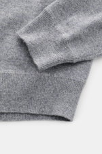 Nahaufnahme des von Braun Cashmere Rundhalspullover grau meliert von oben rechts, zeigt feines Strickbild, Raglanärmel und Rippbündchen.