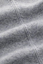 Nahaufnahme des von Braun Cashmere Rundhalspullover grau meliert, Details von feinem Strickbild, Raglanärmel und weichem, meliertem Cashmere.
