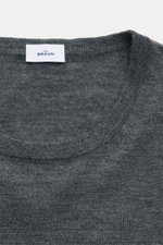 von Braun Merino Rundhalspullover anthrazit meliert aus reiner Merinowolle, feiner Strick, weicher Griff, Slim Fit, Rundhalsausschnitt, Nahaufnahme von oben