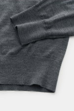 von Braun Merino Rundhalspullover anthrazit meliert, Slim Fit, feines Strickbild, weicher Griff, Rundhalsausschnitt, elastische Rippbündchen, Detailaufnahme von oben