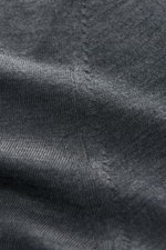 Nahaufnahme des von Braun Merino Rundhalspullover anthrazit meliert mit feinem Strickbild, weichem Griff, Slim Fit und elastischen Rippbündchen.