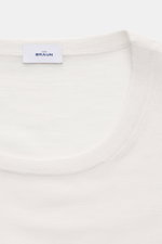 von Braun Merino Rundhalspullover creme aus reiner Merinowolle, Slim Fit, weicher Griff, feines Strickbild, Rundhalsausschnitt, elastische Rippbündchen, Detailaufnahme von oben