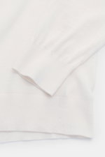 von Braun Merino Rundhalspullover creme in Slim Fit, Detailaufnahme von Ärmel und Bündchen aus weicher Merinowolle mit feinem Strickbild, Rundhalsausschnitt, elastische Rippbündchen, edler Feinstrick für Übergangszeit.