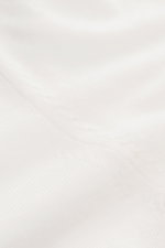 Nahaufnahme des von Braun Merino Rundhalspullover creme aus feinem Merinowollstrick, Slim Fit, Rundhalsausschnitt, elastische Rippbündchen.