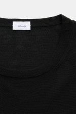 von Braun Merino Rundhalspullover schwarz, Slim Fit, weicher Feinstrick aus reiner Merinowolle, Rundhalsausschnitt, elastische Rippbündchen, Detailaufnahme von oben