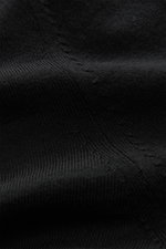 Nahaufnahme des schwarzen von Braun Merino Rundhalspullovers aus reiner Merinowolle mit feinem Strickbild und weichem Griff in Slim Fit.